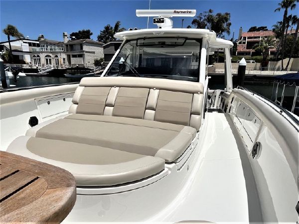 Luxury powerboat used for fast and comfortable whale watching in Maalaea