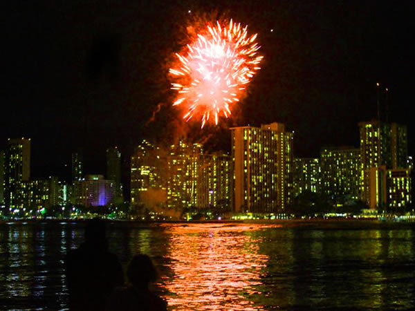 Makani Catamaran – Friday Night Fireworks Sail