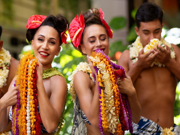 Na Lei Aloha Hula Dinner Show in Waikiki – hula, Hawaiian music, and dinner on Oahu